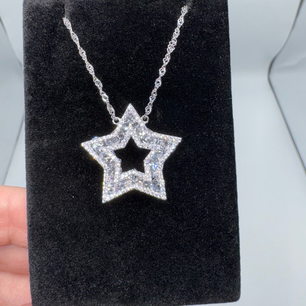 18k 8ct Star Necklace - Picture 8 of 10